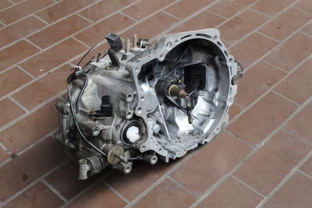 Foto: SCHALTGETRIEBE 5-GANG eines Mazda 626 2.0i GLX