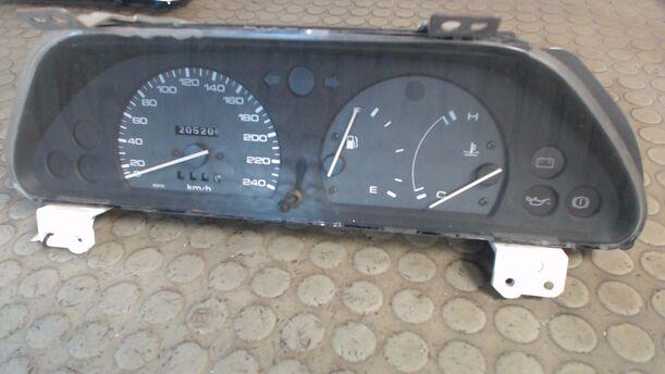 Foto: TACHOEINHEIT eines Mazda 323 1.4i LX