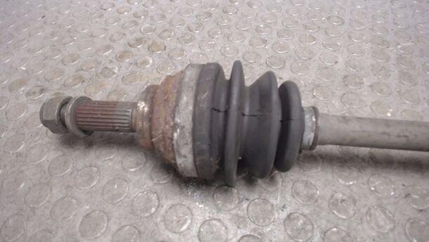 Foto: ANTRIEBSWELLE LINKS eines Mazda 323 Kombi GLX