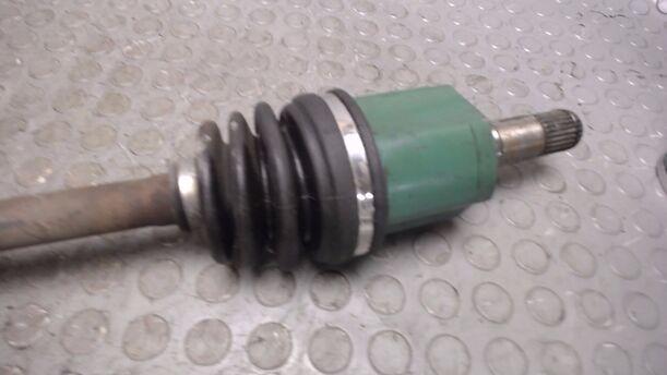 Foto: ANTRIEBSWELLE LINKS eines Mazda 323 Kombi GLX