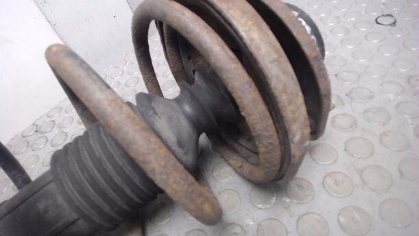 Foto: FEDERBEIN VORN LINKS eines Mazda 323 Kombi GLX