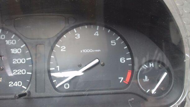 Foto: TACHOEINHEIT eines Subaru Legacy 2.0 4WD LX