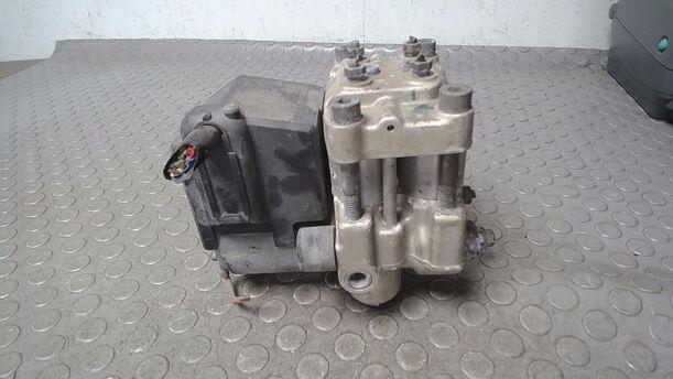 Foto: HAUPTBREMSAGGREGAT ABS eines Nissan Primera 1.6 SLX