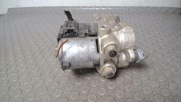 Foto: HAUPTBREMSAGGREGAT ABS eines Nissan Primera 1.6 SLX