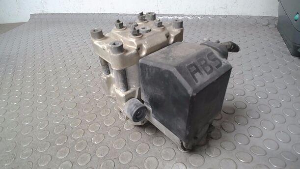 Foto: HAUPTBREMSAGGREGAT ABS eines Nissan Primera 1.6 SLX