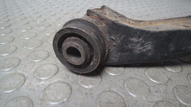 Foto: QUERLENKER VORN LINKS OBEN eines Nissan Primera 1.6 SLX