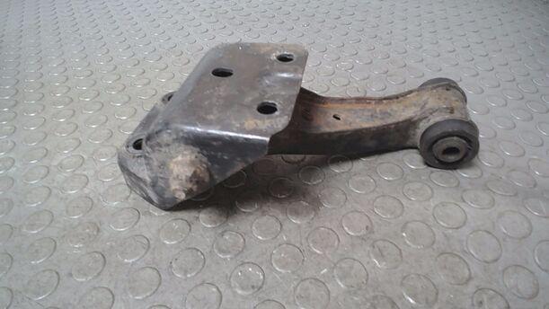 Foto: QUERLENKER VORN LINKS OBEN eines Nissan Primera 1.6 SLX