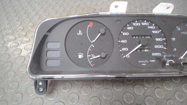 Foto: TACHOEINHEIT eines Nissan Primera 1.6 SLX