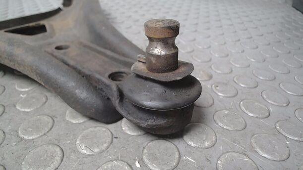 Foto: QUERLENKER VORN LINKS eines Renault R 21 TXE