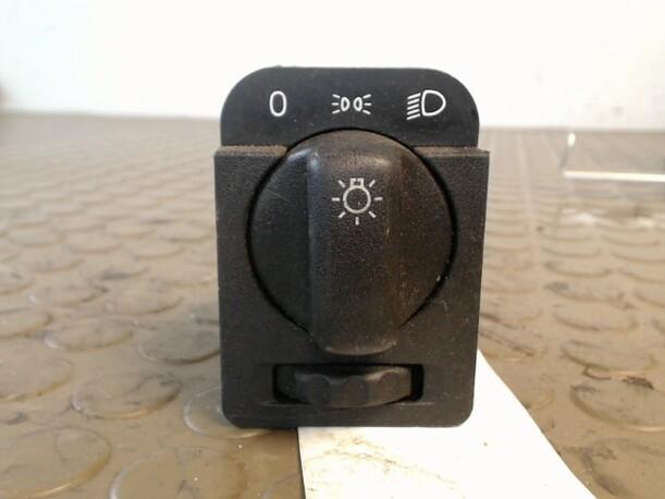 Foto: LICHTSCHALTER eines Opel Omega Caravan LS