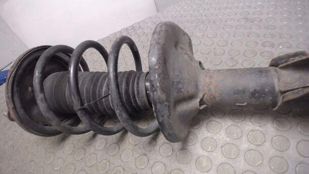 Foto: FEDERBEIN VORN LINKS eines Mazda 323 C 1.4