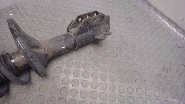 Foto: FEDERBEIN VORN LINKS eines Mazda 323 C 1.4