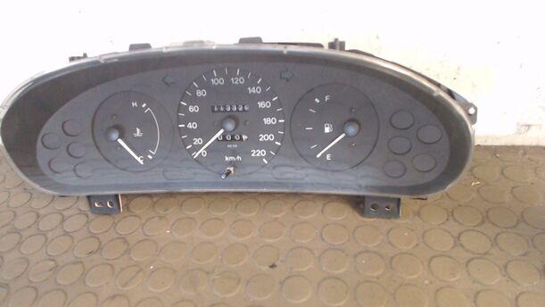 Foto: TACHOEINHEIT eines Mazda 323 C 1.4
