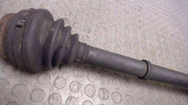 Foto: ANTRIEBSWELLE HINTEN LINKS eines Audi 100 quattro