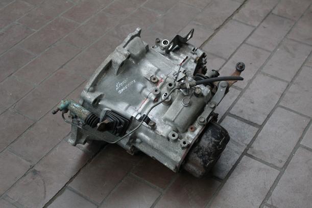 Foto: SCHALTGETRIEBE 5-GANG eines Toyota Starlet 1.3 XLi