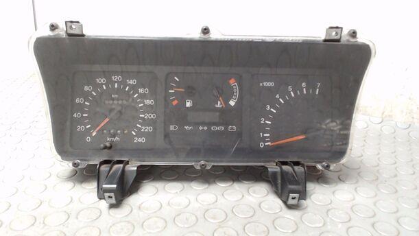 Foto: TACHOEINHEIT / KOMBIINSTRUMENT eines Ford Sierra Turbo D CLX