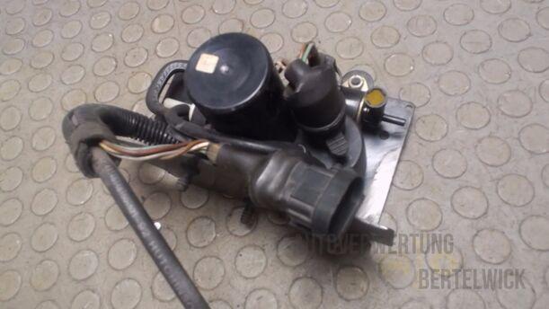 Foto: ZENTRALVERRIEGELUNGSPUMPE eines Renault Safrane V6i (RT)