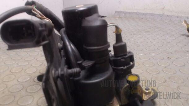Foto: ZENTRALVERRIEGELUNGSPUMPE eines Renault Safrane V6i (RT)