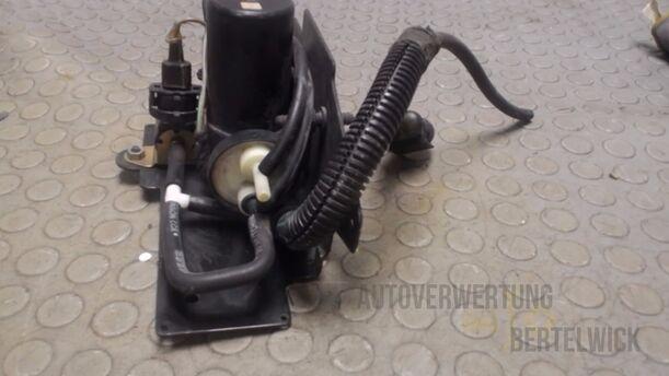 Foto: ZENTRALVERRIEGELUNGSPUMPE eines Renault Safrane V6i (RT)