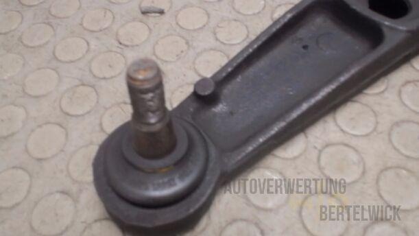 Foto: QUERLENKER  VORN LINKS eines Renault Safrane V6i (RT)