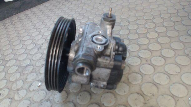 Foto: LENKGETRIEBEPUMPE / SERVOPUMPE eines Mazda 323 S 1.5