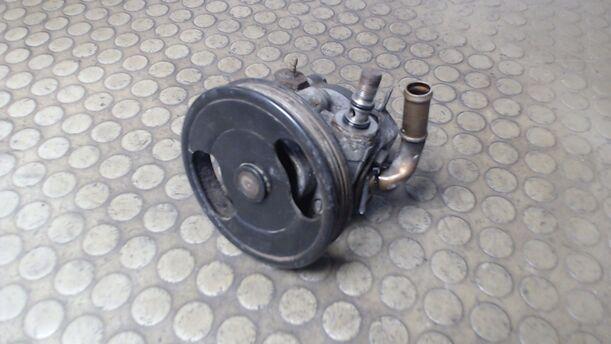 Foto: LENKGETRIEBEPUMPE / SERVOPUMPE eines Mazda 323 F 1.6i 16V GLX