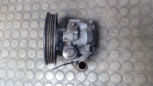 Foto: LENKGETRIEBEPUMPE / SERVOPUMPE eines Mazda 323 F 1.6i 16V GLX