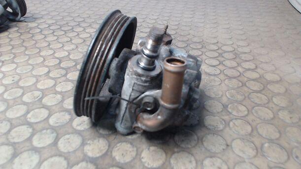 Foto: LENKGETRIEBEPUMPE / SERVOPUMPE eines Mazda 323 F 1.6i 16V GLX