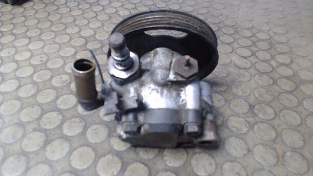 Foto: LENKGETRIEBEPUMPE / SERVOPUMPE eines Mazda 323 F 1.6i 16V GLX