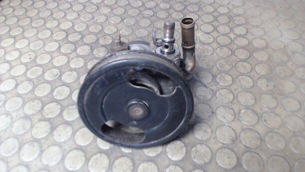 Foto: LENKGETRIEBEPUMPE / SERVOPUMPE eines Mazda 323 F 1.6i 16V GLX