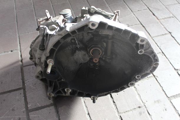 Foto: SCHALTGETRIEBE 5-GANG eines Fiat Tempra T.ds Station Wagon