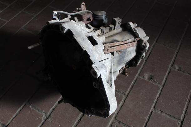 Foto: SCHALTGETRIEBE 5-GANG eines Fiat Tempra T.ds Station Wagon