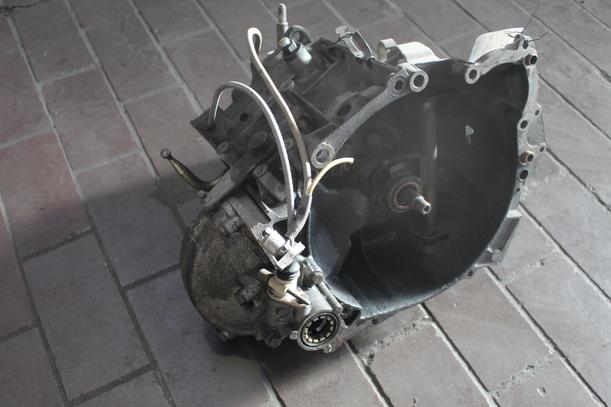 Foto: SCHALTGETRIEBE 5-GANG eines Peugeot 309 D Graffic