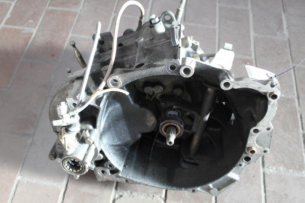 Foto: SCHALTGETRIEBE 5-GANG eines Peugeot 309 D Graffic