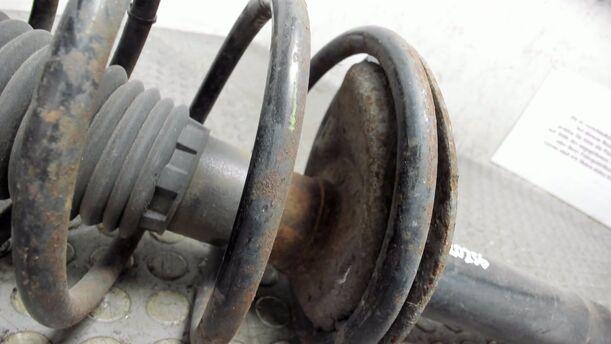 Foto: FEDERBEIN VORN LINKS eines Peugeot 405 Break GRI