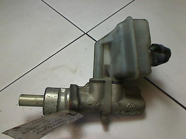 Foto: HAUPTBREMSZYLINDER eines Peugeot 405 Break GRI