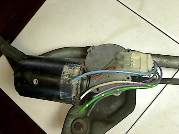 Foto: SCHEIBENWISCHERMOTOR VORN eines Peugeot 405 Break GRI