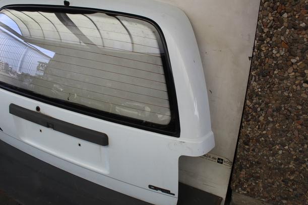 Foto: HECKKLAPPE / HECKDECKEL eines Opel Omega Caravan LS