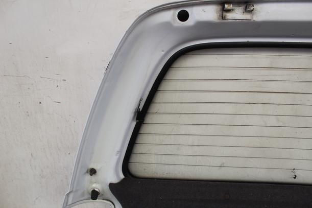 Foto: HECKKLAPPE / HECKDECKEL eines Opel Omega Caravan LS
