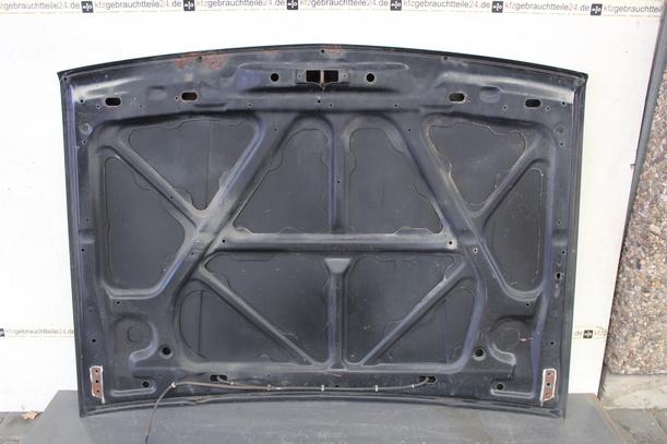 Foto: MOTORHAUBE eines Nissan Sunny SLX
