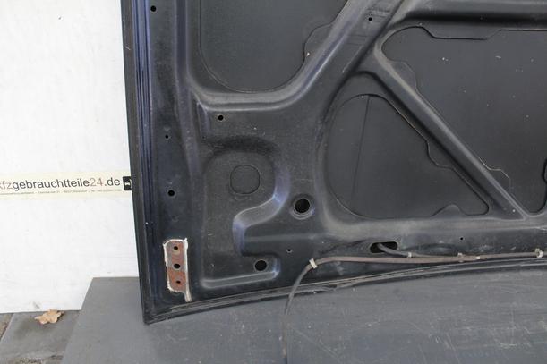 Foto: MOTORHAUBE eines Nissan Sunny SLX