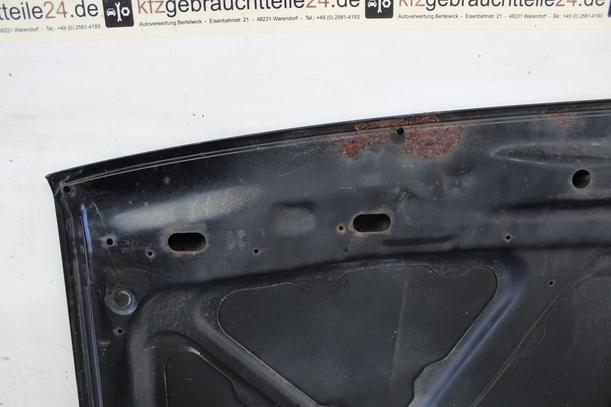 Foto: MOTORHAUBE eines Nissan Sunny SLX