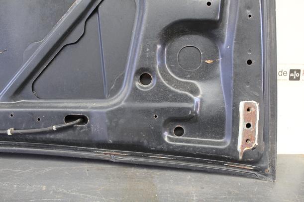 Foto: MOTORHAUBE eines Nissan Sunny SLX