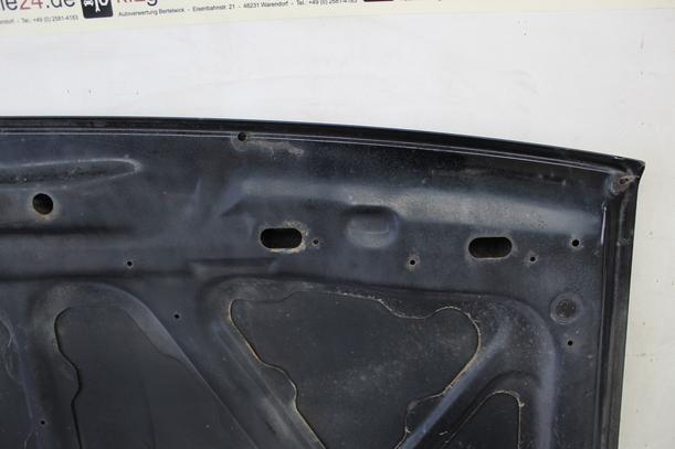 Foto: MOTORHAUBE eines Nissan Sunny SLX