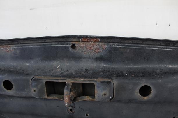 Foto: MOTORHAUBE eines Nissan Sunny SLX