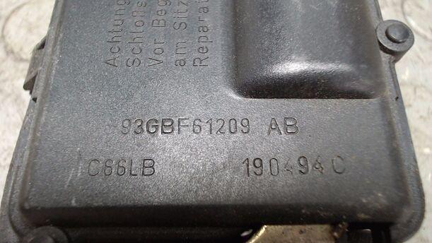 Foto: GURTSTRAFFER VORN LINKS eines Ford Scorpio CLX