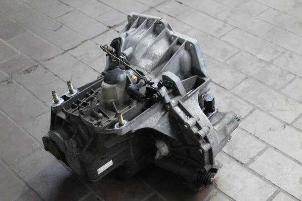 Foto: SCHALTGETRIEBE 5-GANG eines Ford Mondeo Fashion
