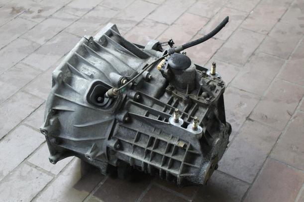 Foto: SCHALTGETRIEBE 5-GANG eines Ford Mondeo Fashion