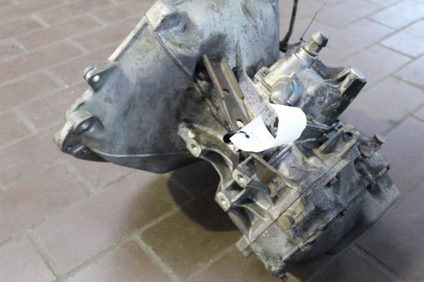 Foto: SCHALTGETRIEBE 5-GANG eines Opel Astra Caravan D GL