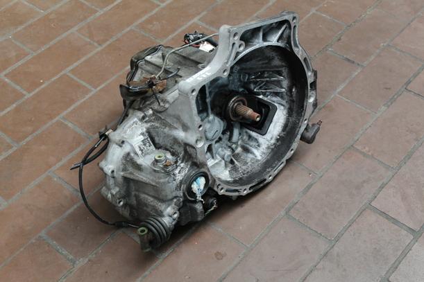 Foto: SCHALTGETRIEBE 5-GANG eines Mazda 323 1.4i 16V LX